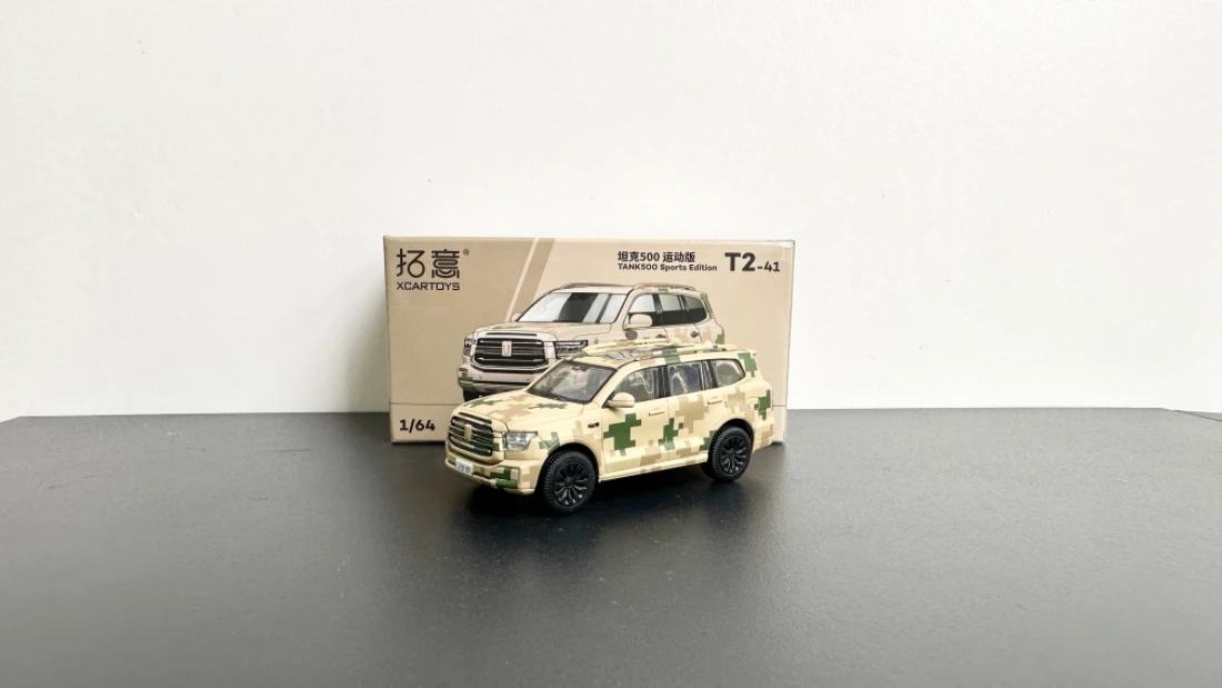 

Спортивное издание - цифровой камуфляж песочного цвета, модель автомобиля из сплава Tuoyi XCARTOYS