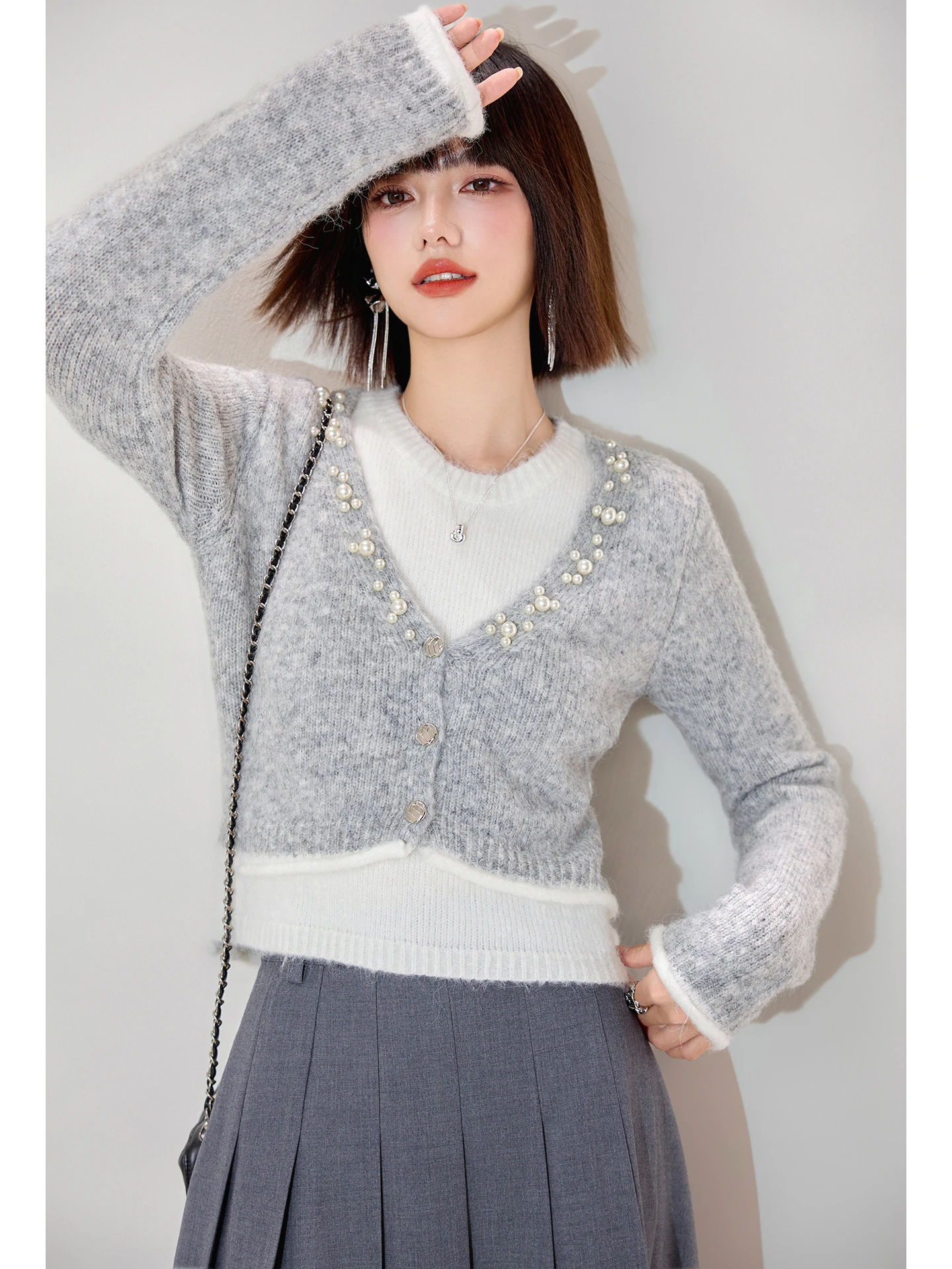 

Grey Fake Two V-neck Bead Sweaters for Women Pull Femme Tops Knitted Jumper Korean Fashion Sweater Mujer