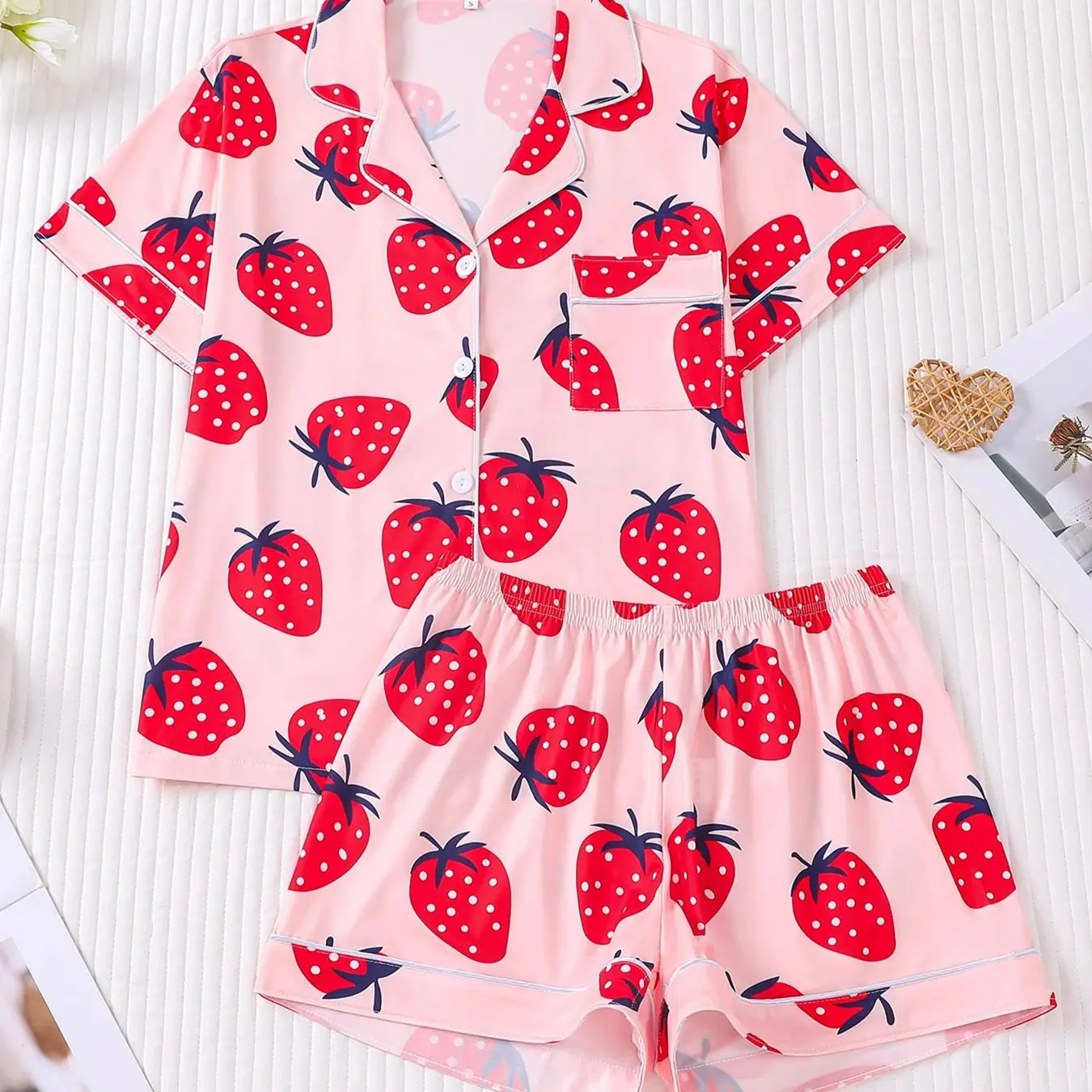 

Sweet foundation make-up strawberry print pajama suit Women's lapel short sleeve shorts Vigorous girl style home clothes