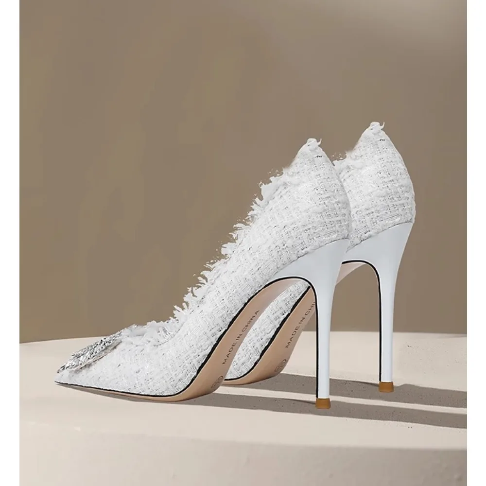 حذاء بكعب عالٍ أبيض 2025 بمقدمة مدببة مع إبزيم كريستالي للنساء