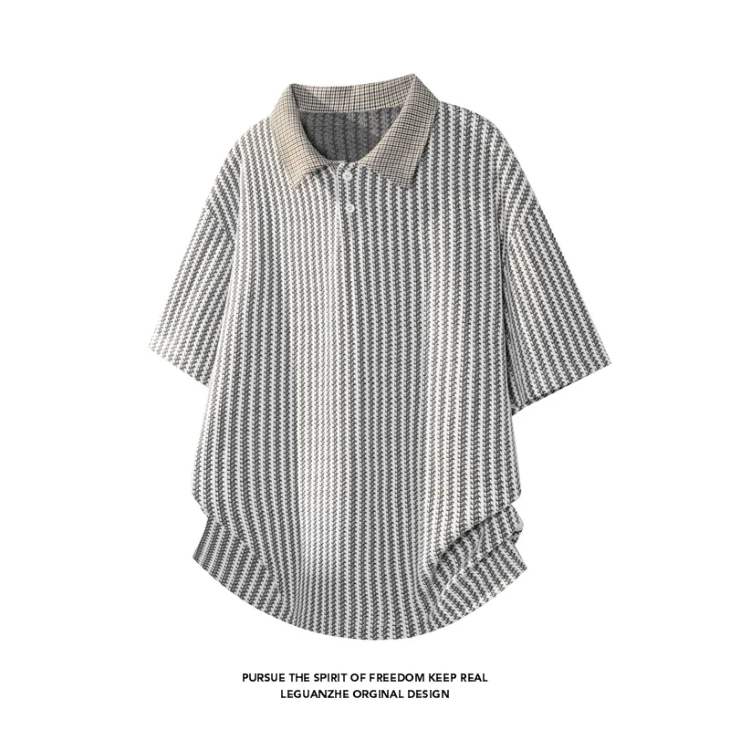 Men Contrast Plaid Collar Short Sleeve Polo Shirt Vertical Striped Textured Fabric Loose Fit Curved Hem Casual Daily Tee Top