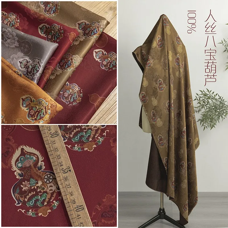 

Пальто-ципао из жаккардовой ткани с цветочным узором и ароматом цветов, полностью из вискозы.