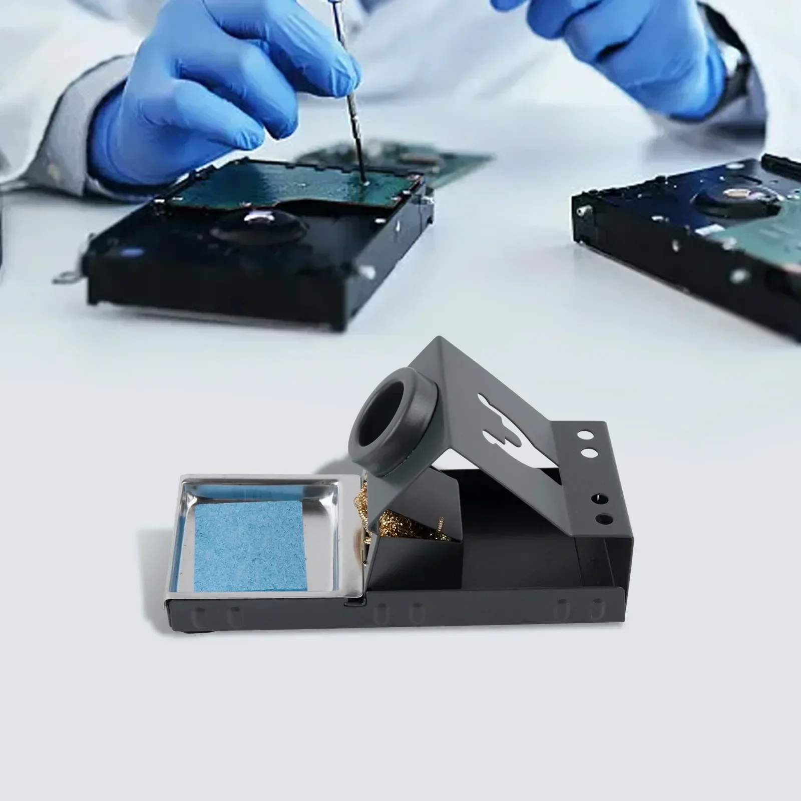 

Держатель для паяльника, разработанный для обеспечения стабильности, с удобными опциями для дополнительных аксессуаров, включая губку для чистки и латунную вату.