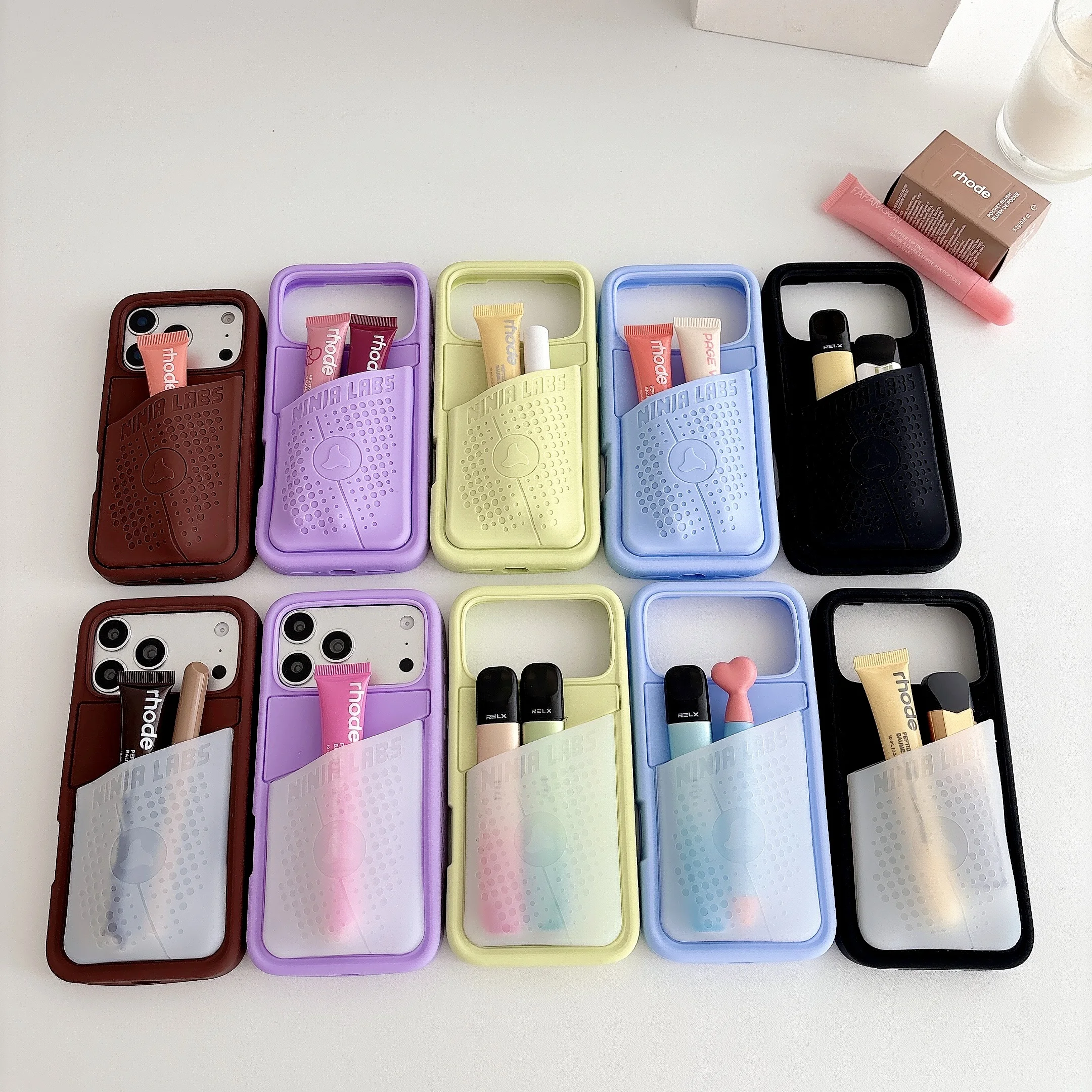 Capa de Celular INS HOT Ninja Labs Flex Pouch para iPhone 17 16 15 14 Pro Max, Capa Traseira de Silicone Líquido Macio com Bolso de Grande Capacidade