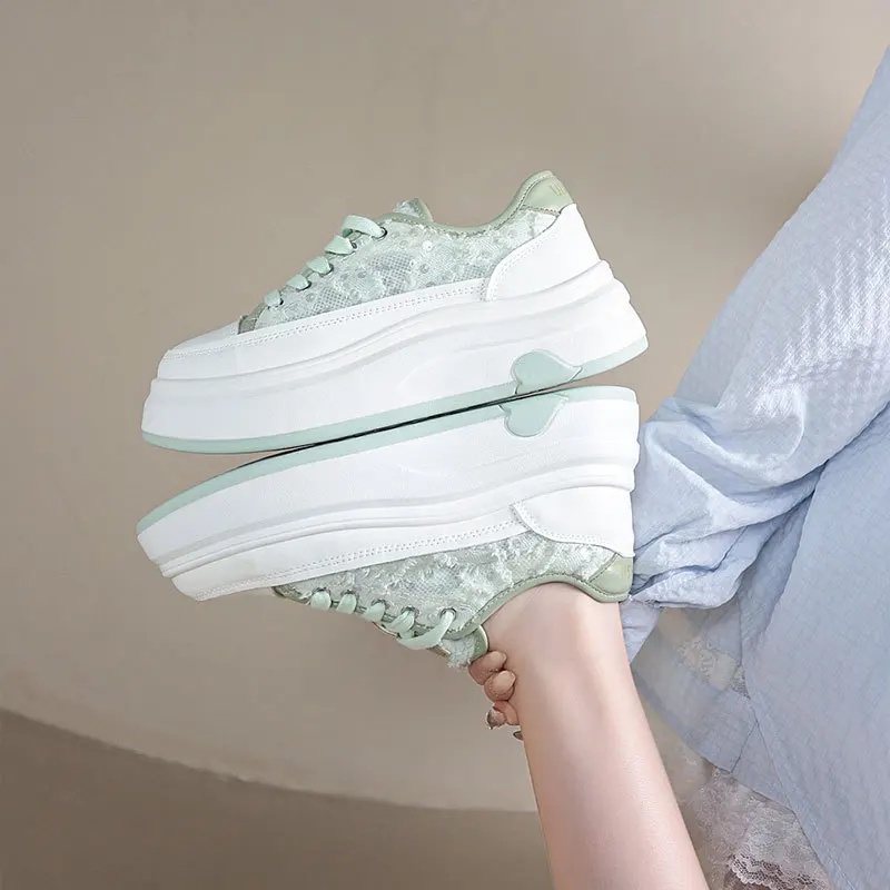 

Женская дышащая модная повседневная обувь, женские кроссовки на платформе 5 см со шнуровкой, потертые 2026, весенние кроссовки на массивной сетке