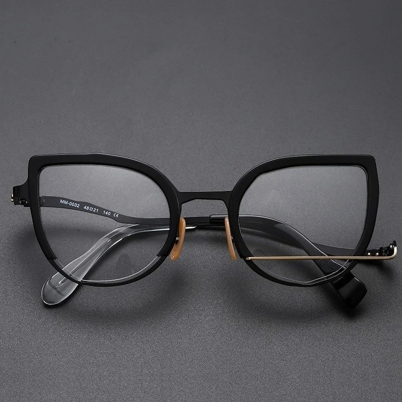 يمكن تجهيز الرجال والنساء على طراز القطط المخصص الجديد لعام 2025 بإطارات قصر النظر للقيادة في الخارج