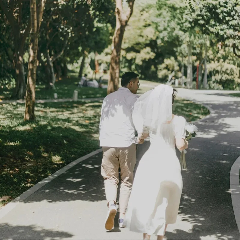 Gaun Pengantin Cahaya Perancis Gaun Putih Satin Sederhana Lokasi Hidup Fotografi Rumput Pernikahan Pertunangan Gaun Kecil Perempuan