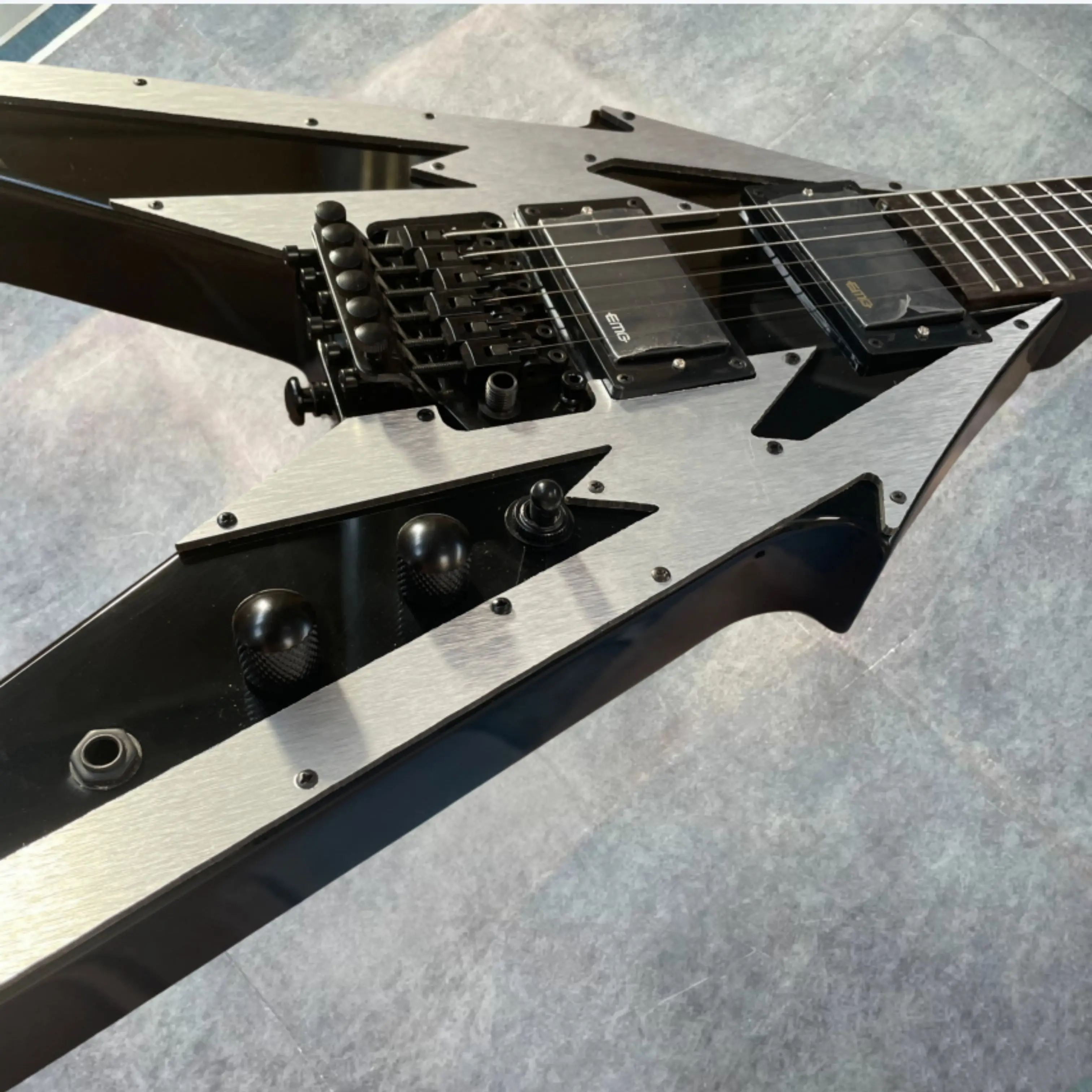 Silver Black Contrast Electric Guitar,Special Inlay Rosewood Fingerboard,Tremolo System Guitars, Smooth Feel, Rock Metal Guitar