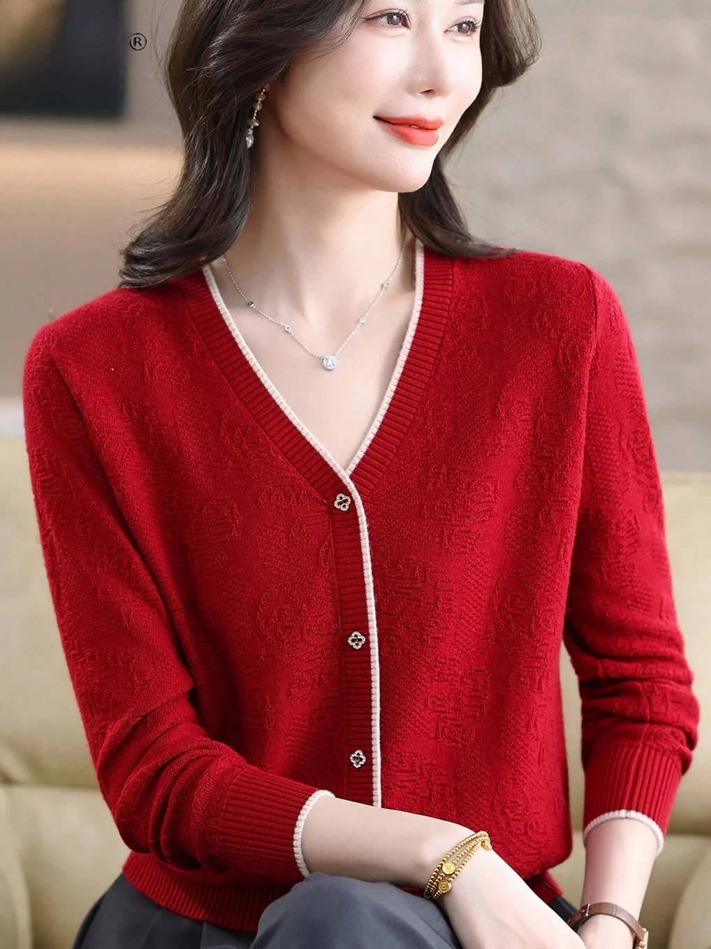 

Spring Faion V-Ne Knitted Base irt Women's Embroidered Overhead Button Slimming Mommy Sle Top Faionable Versatile