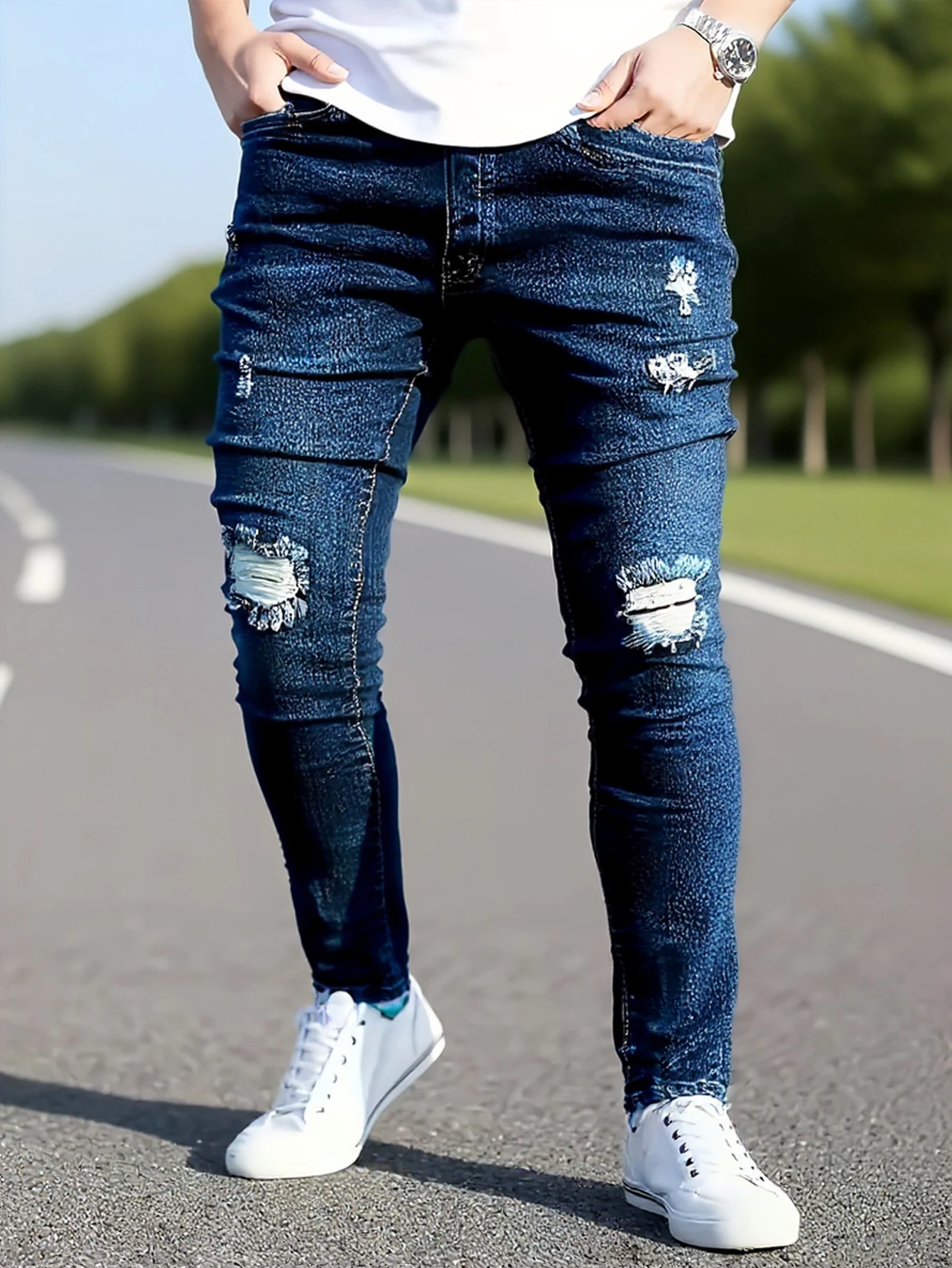 メンズのブルーのダメージ加工スキニージーンズ。膝やその他の部分にヴィンテージ風のリップ加工が施され、体にぴったりフィットするデザインです。