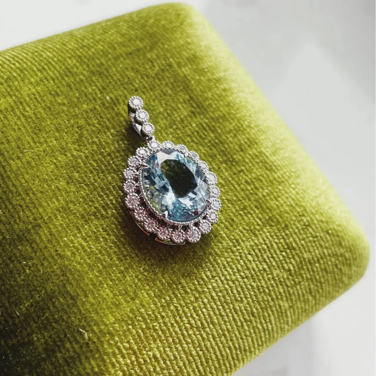 

Овальное женское летнее ожерелье с сокровищами морского синего цвета, нишевое, высококачественное, модное, индивидуальное, цепочка на ключицу для женщин