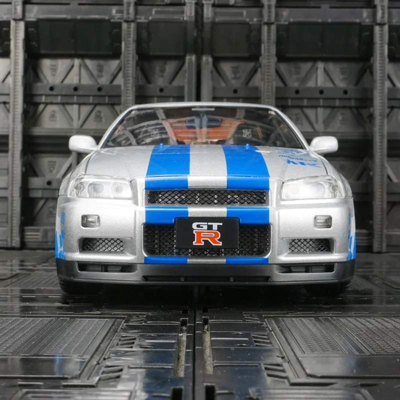 1:18 Nissan GT-R34 SKYLINE coche en miniatura de aleación súper coche deportivo acústico-óptico dirección extraíble puerta de juguete para niños se puede abrir
