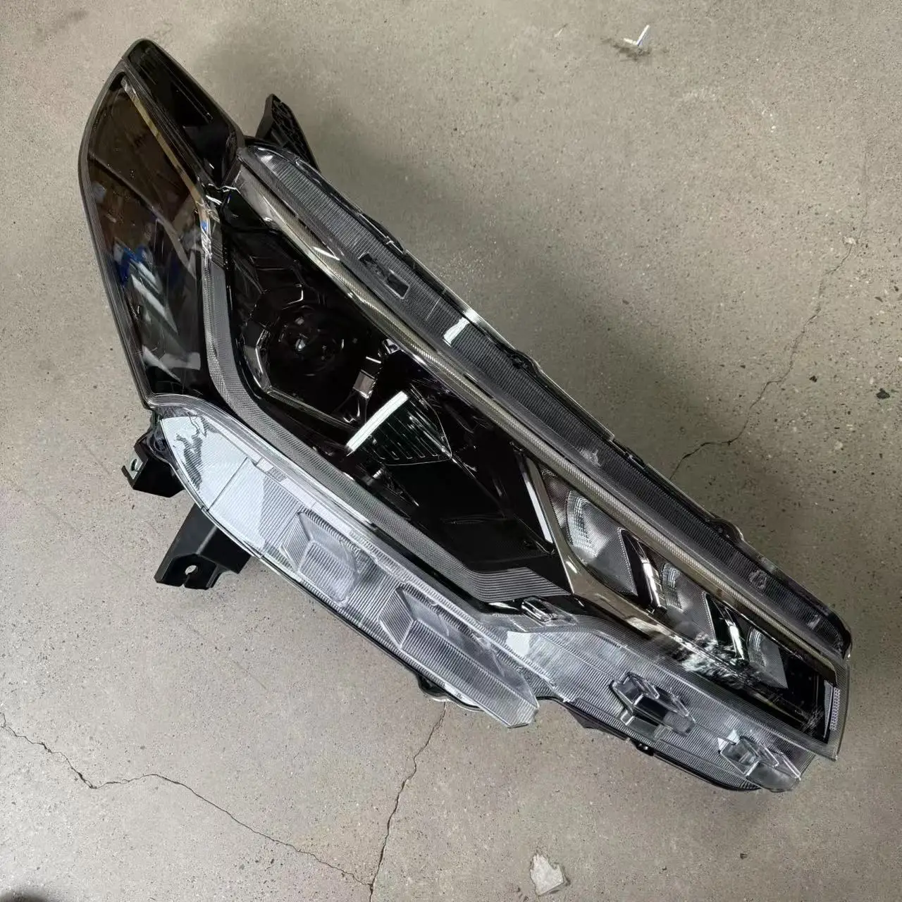 SAIC MAXUS Original Headlight Assembly for Maxus EV70 Maxus V70 C00660569 C00660568