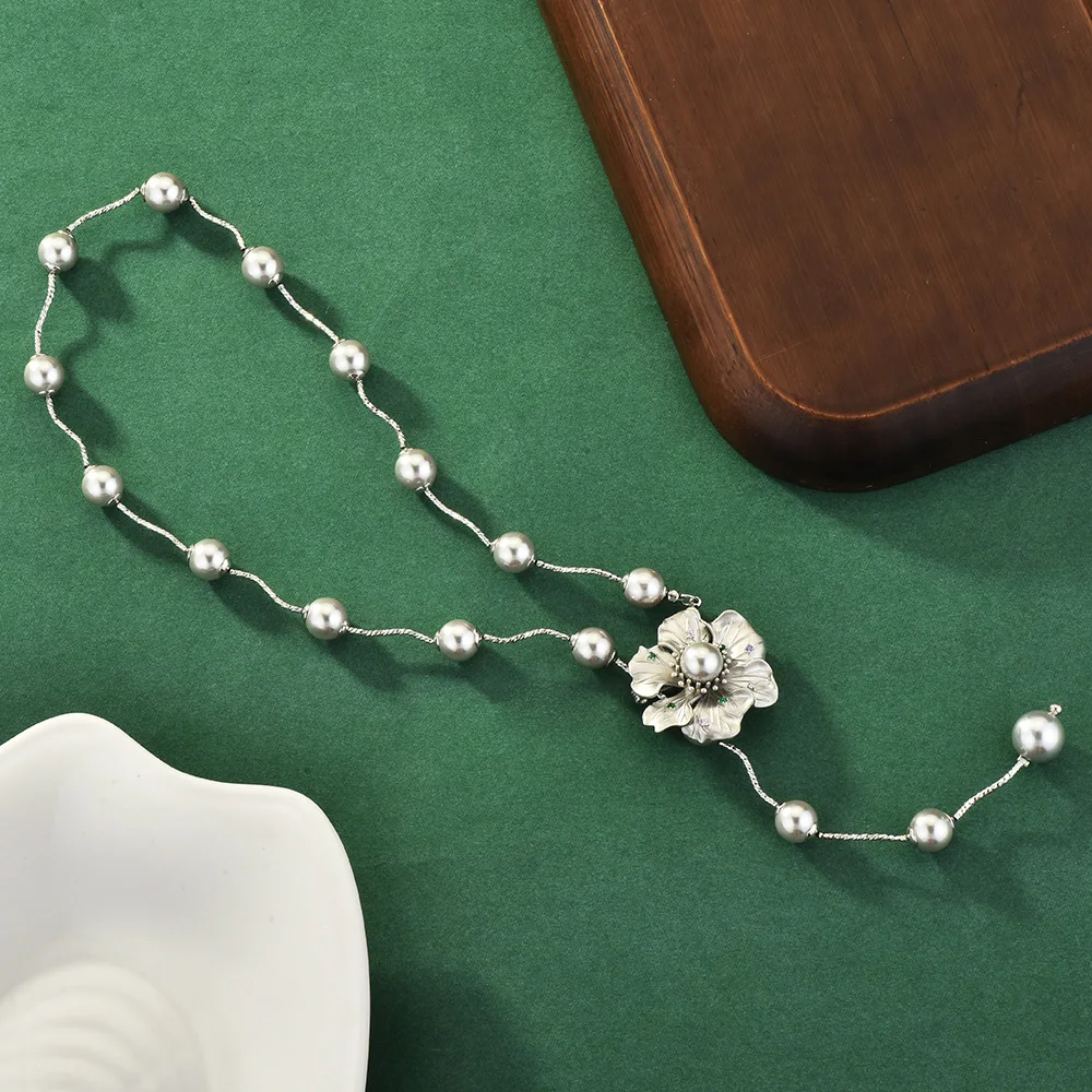 

A simple yet elegant long necklace, a lady's sweater chain and a rose necklace, a fashionable clothing necklace