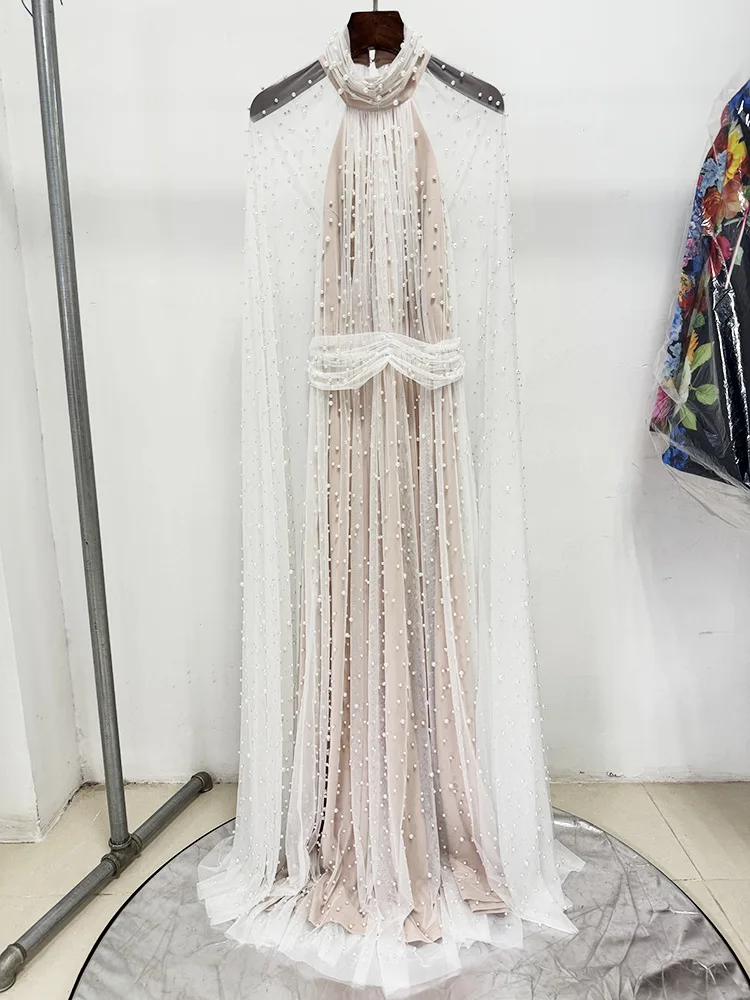 럭셔리 진주 장식 이브닝 드레스 하이 넥 홀터넥 케이프 허리 디테일 투명한 뒷면 사우디 스타일 가운 샴페인