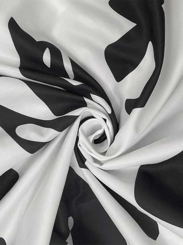 プラスサイズの抽象的な花柄プリントマキシドレスレッドディテールスプライスルーズフィットロングドレス夏のビーチでの休暇に