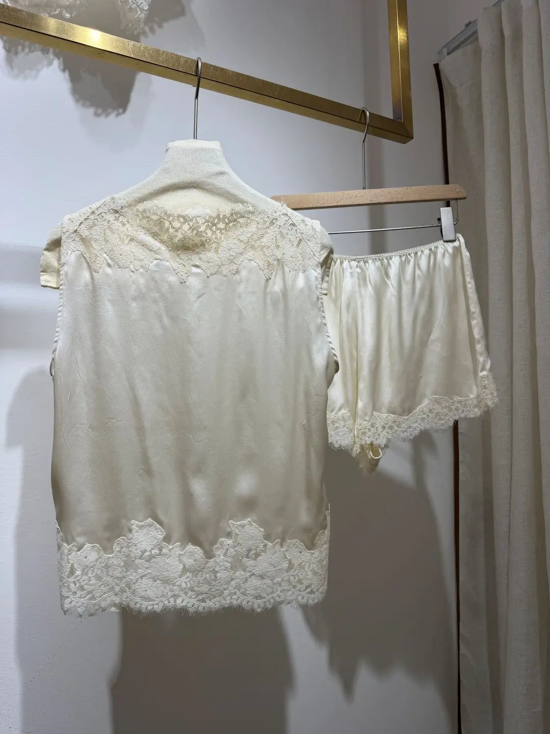 French Style Women's Two-Piece Set Lace Patch O-Neck Sleeveless Vest Top + Elastic Waist Shorts Fashion 100% Silk Pants Suit