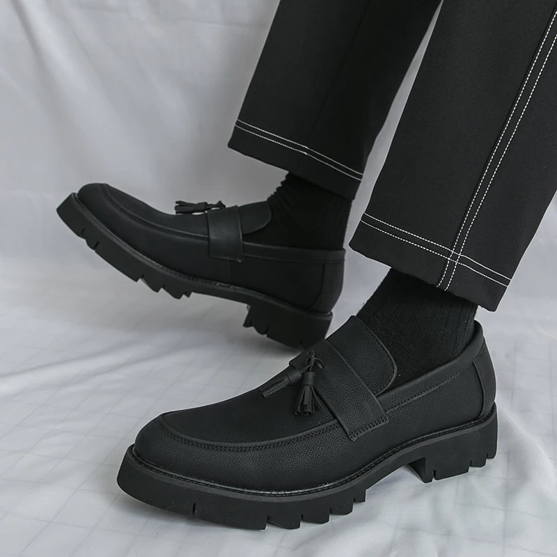 

Высококачественная мужская кожаная повседневная обувь в британском уличном стиле черного цвета, увеличивающая рост, весна 2026