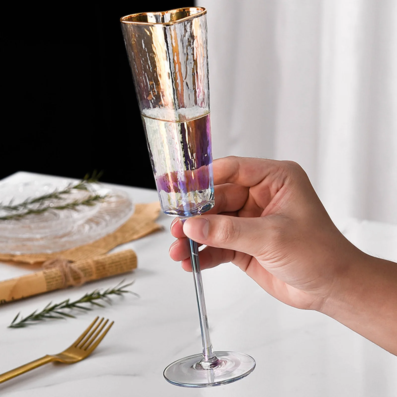 Household Stylish Wine Cups Golden Rimmed Heart Shaped Champagne Flutes Goblet Durable Wine Drinking Glass for Wedding Party