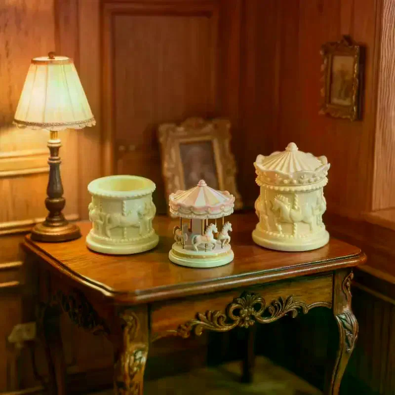 1 ชิ้น โมเดลกล่องเก็บของจิ๋ว รูปม้าหมุน สำหรับบ้านตุ๊กตา อุปกรณ์ตกแต่งบ้านตุ๊กตา กล่องเก็บกาแฟ ของเล่นตกแต่งบ้าน