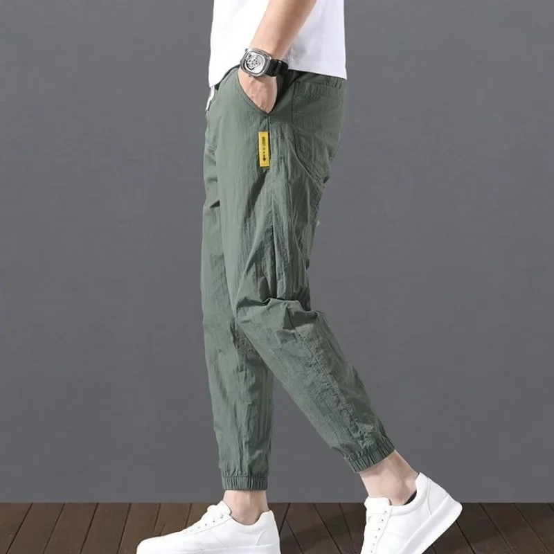 Pantaloni maschili ritagliati sottili pantaloni Casual da uomo in seta di ghiaccio raffreddamento estivo vestiti di tendenza Cool abbigliamento originale di alta qualità Baggy