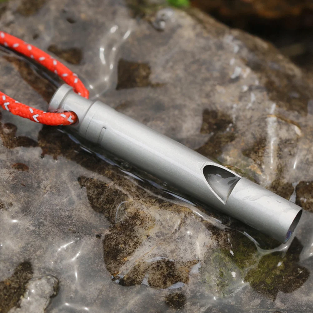 صفارة إنقاذ الطوارئ من التيتانيوم بصوت عالٍ محمولة للتخييم والمشي لمسافات طويلة صافرة معدنية مع حبل إمداد خارجي #1