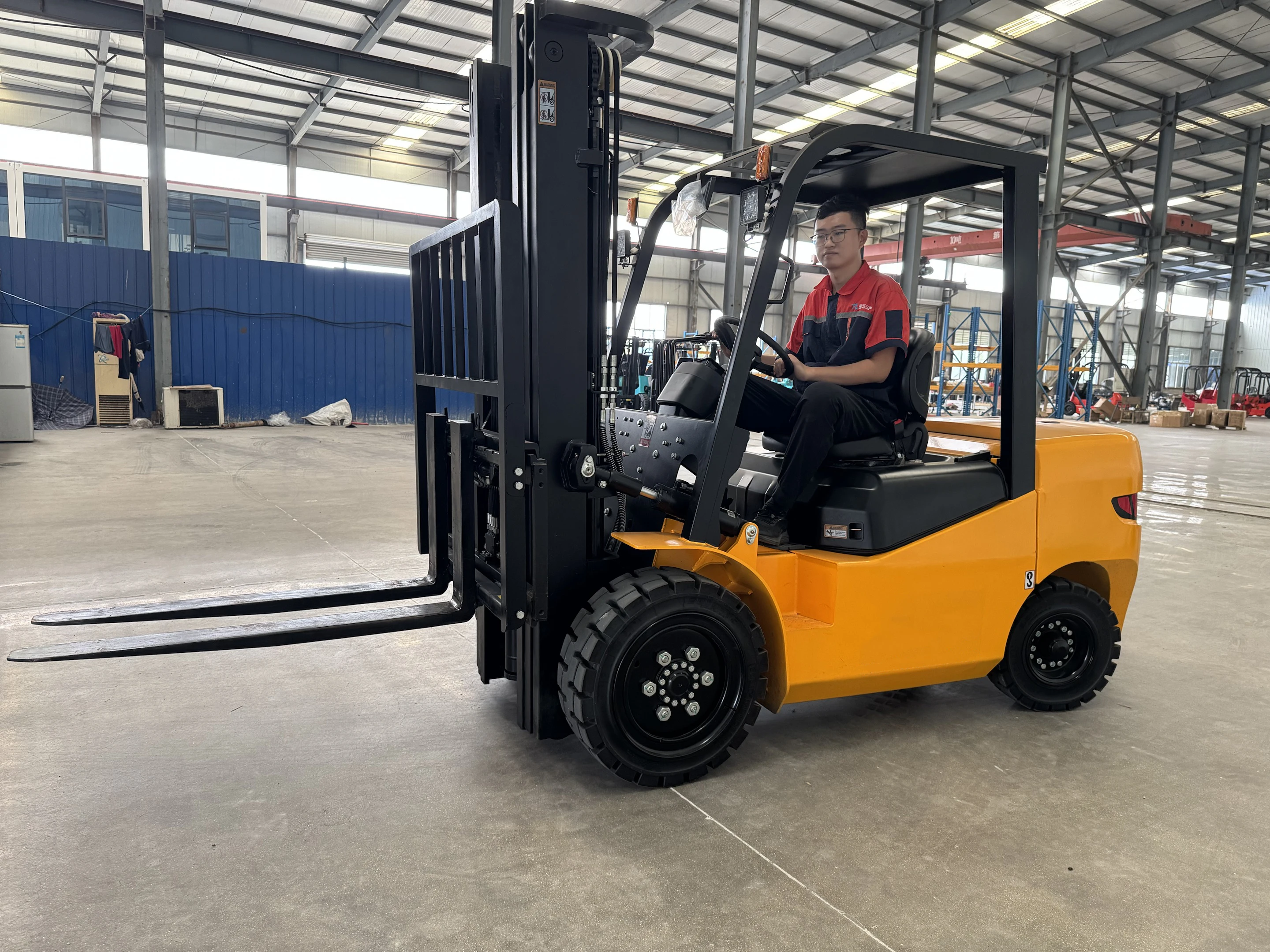 

High performance earthmoving machinery portable small forklift 2.5-ton mini forklift construction machinery