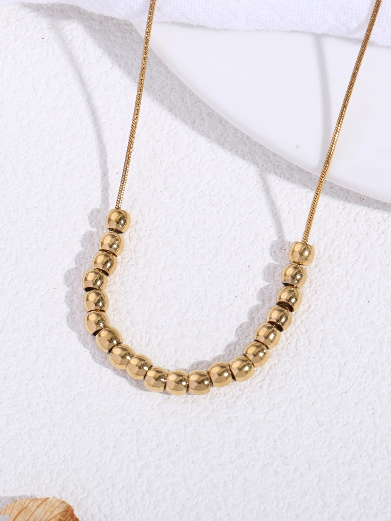 1 Piece of Stainless Steel 18K Gold-Plated Smooth Small Round Bead Snake Bone Necklace, Curved Bead Titanium Steel Collarbone Chain, Suitable for Women's Minimalist Ins-Style Outfits, Pairing with Low-Neck Tops in Spring and Summer, Versatile Basic Neck Accessory, a Gentle and Thoughtful Gift, Can Be Worn Alone or Layered for Multiple Occasions