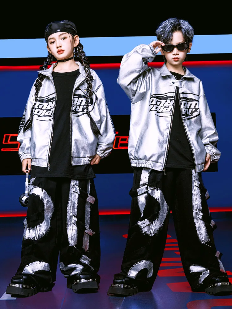 

Детская одежда в стиле хип-хоп Kpop, серебряная куртка из искусственной кожи, черные повседневные спортивные штаны с граффити на бретельках для девочек и мальчиков, танцевальные костюмы, одежда