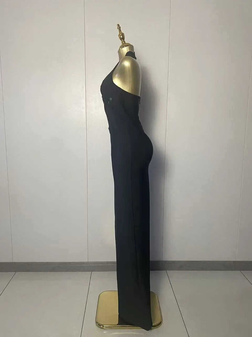 فستان نسائي جديد مثير موديل 2025 بدون أكمام مع رسن أسود ميدي فستان ضيق 2025 أنيق للسهرة والنوادي الفاخرة فساتين حفلات أعياد الميلاد