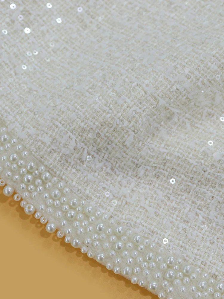 ชุดถักเนื้อผ้าสีขาวแต่งมุก พร้อมเสื้อและกระโปรง 8D SP Heidd เสื้อผ้าแฟชั่นผู้หญิงสำหรับฤดูหนาว 2024