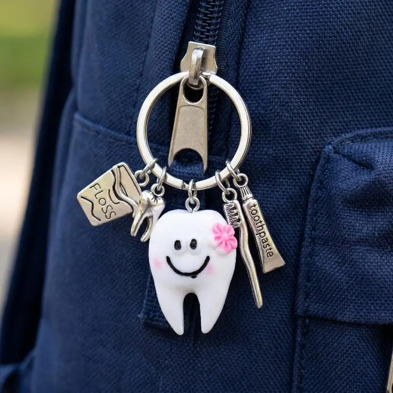 Porte-clés dentaire souriant adorable avec fil dentaire et dentifrice pour la sensibilisation aux soins dentaires