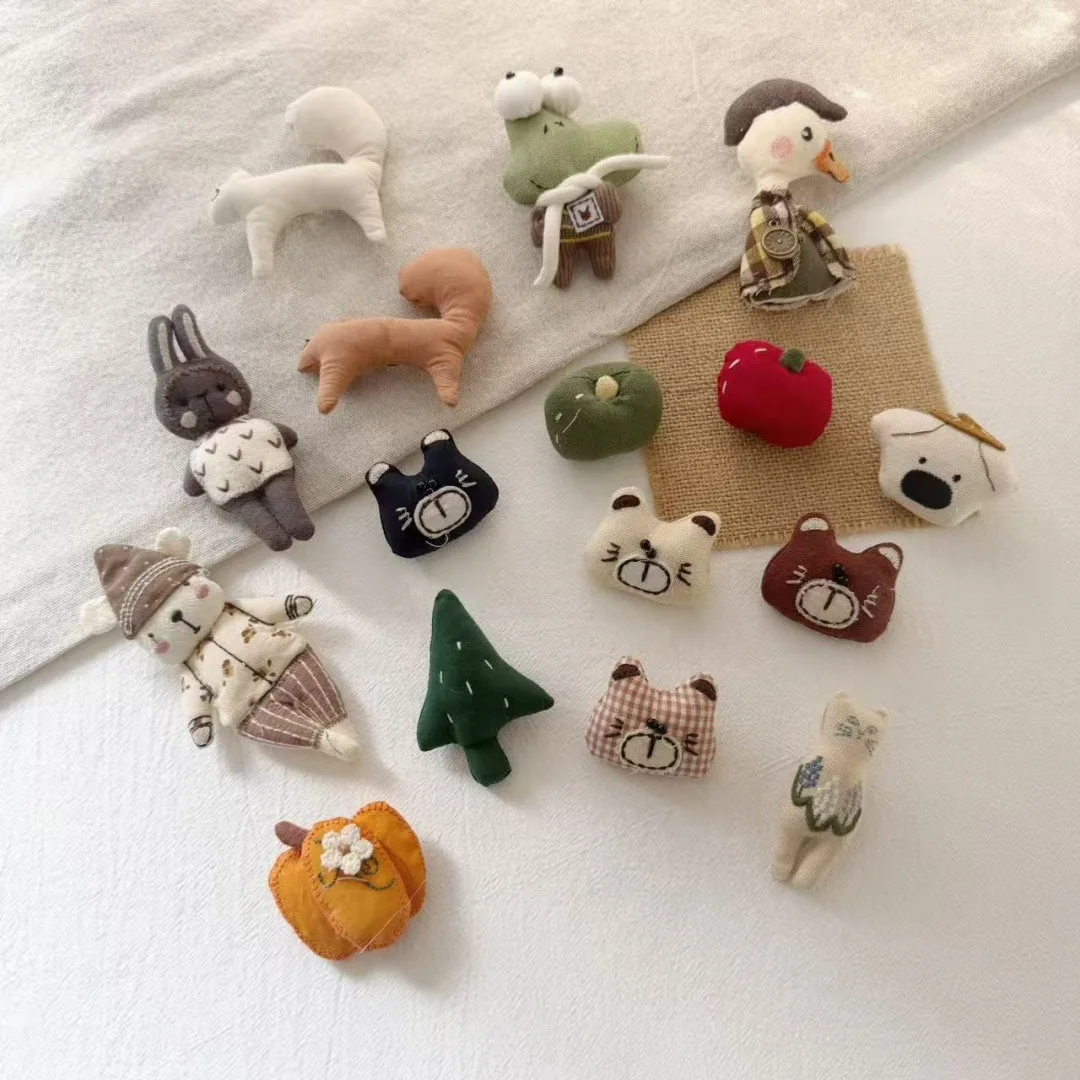 

Брошь-котик 3D ручной работы из плюшевой ткани, мультяшная брошь в виде лесного животного для женщин и девочек, милый аксессуар для украшения сумки