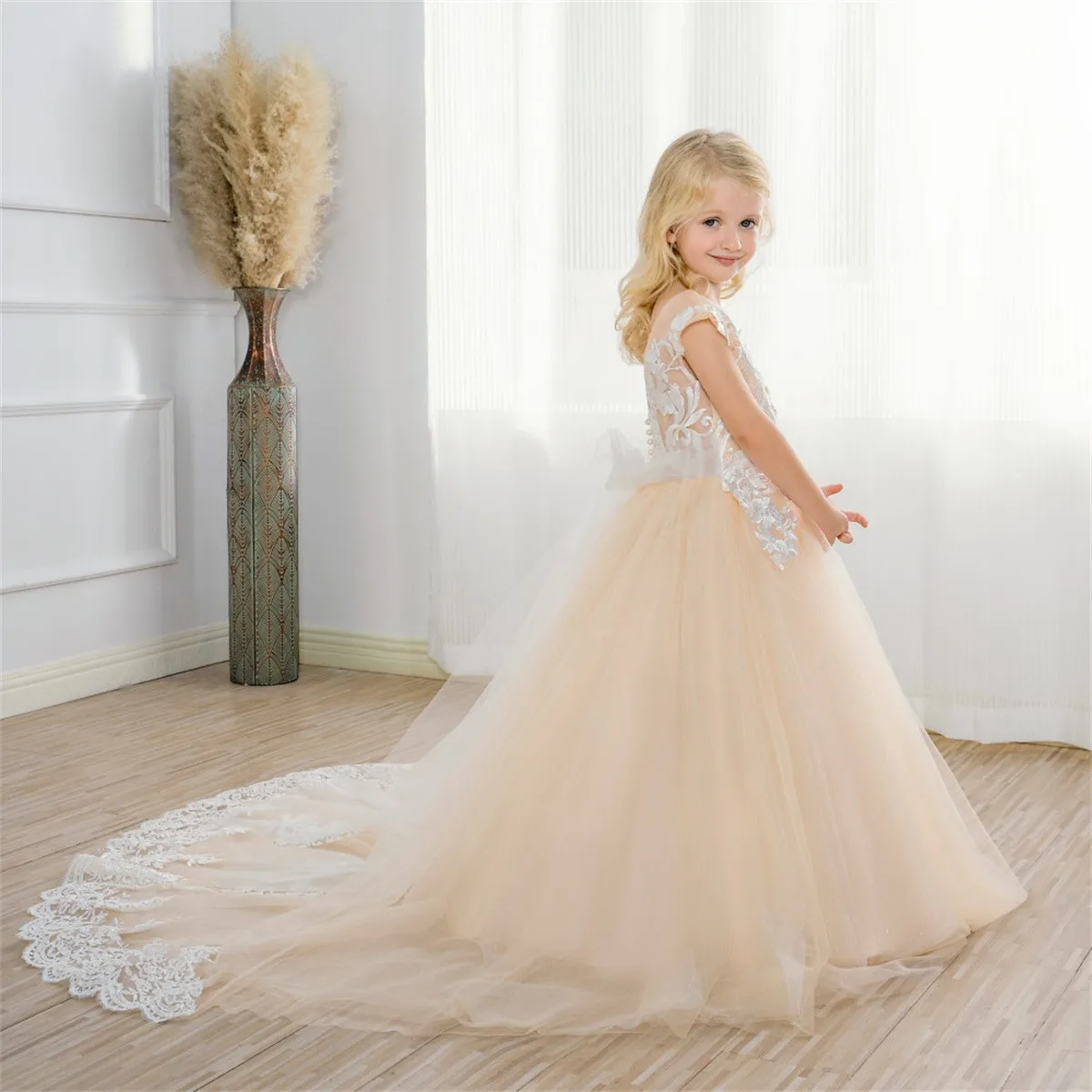 

Champagne Trail Sleeveless Round Neck Lace Flower Girl Dress Wedding Elegant Little Flower Children's First Communion Dress