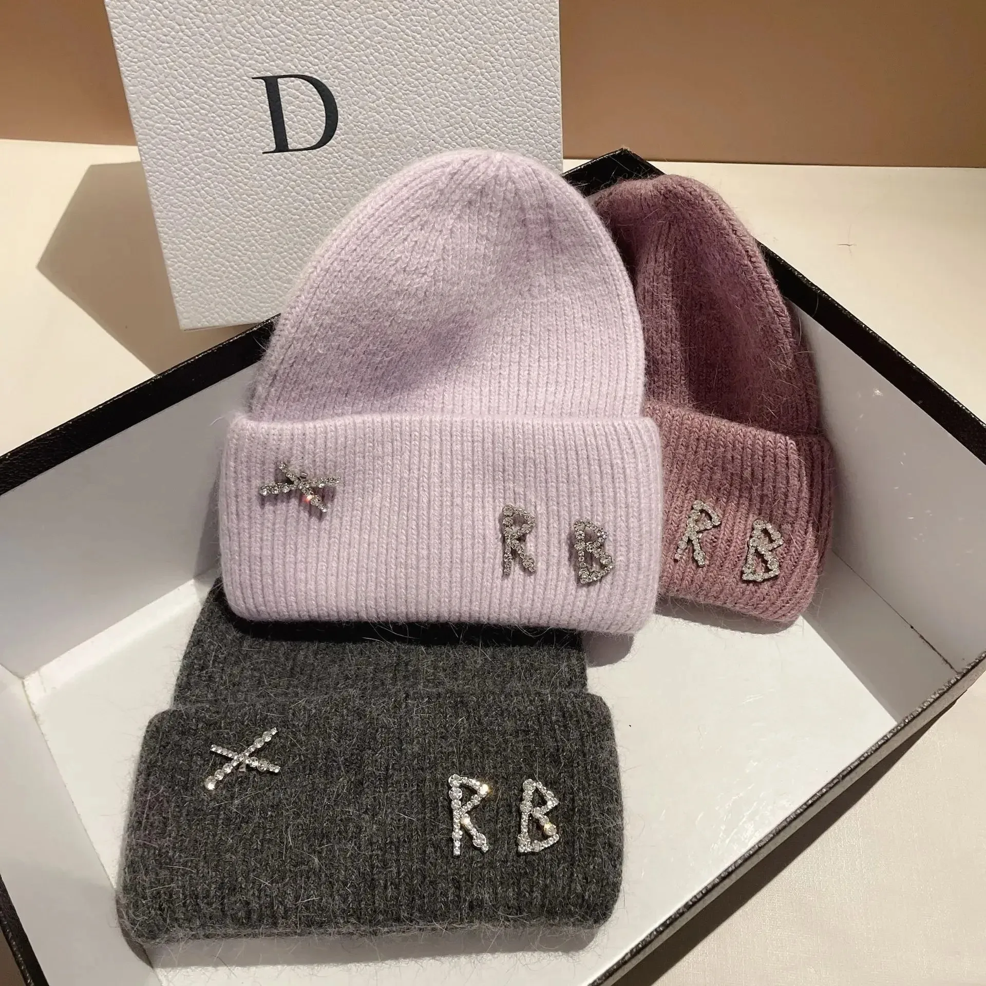 Neue Echte Modische Kaninchenhaar-Diamant-Buchstaben-Mütze, Warme Strickmütze für Damen, Designer-Freizeitmütze, Skimütze – Detail 2