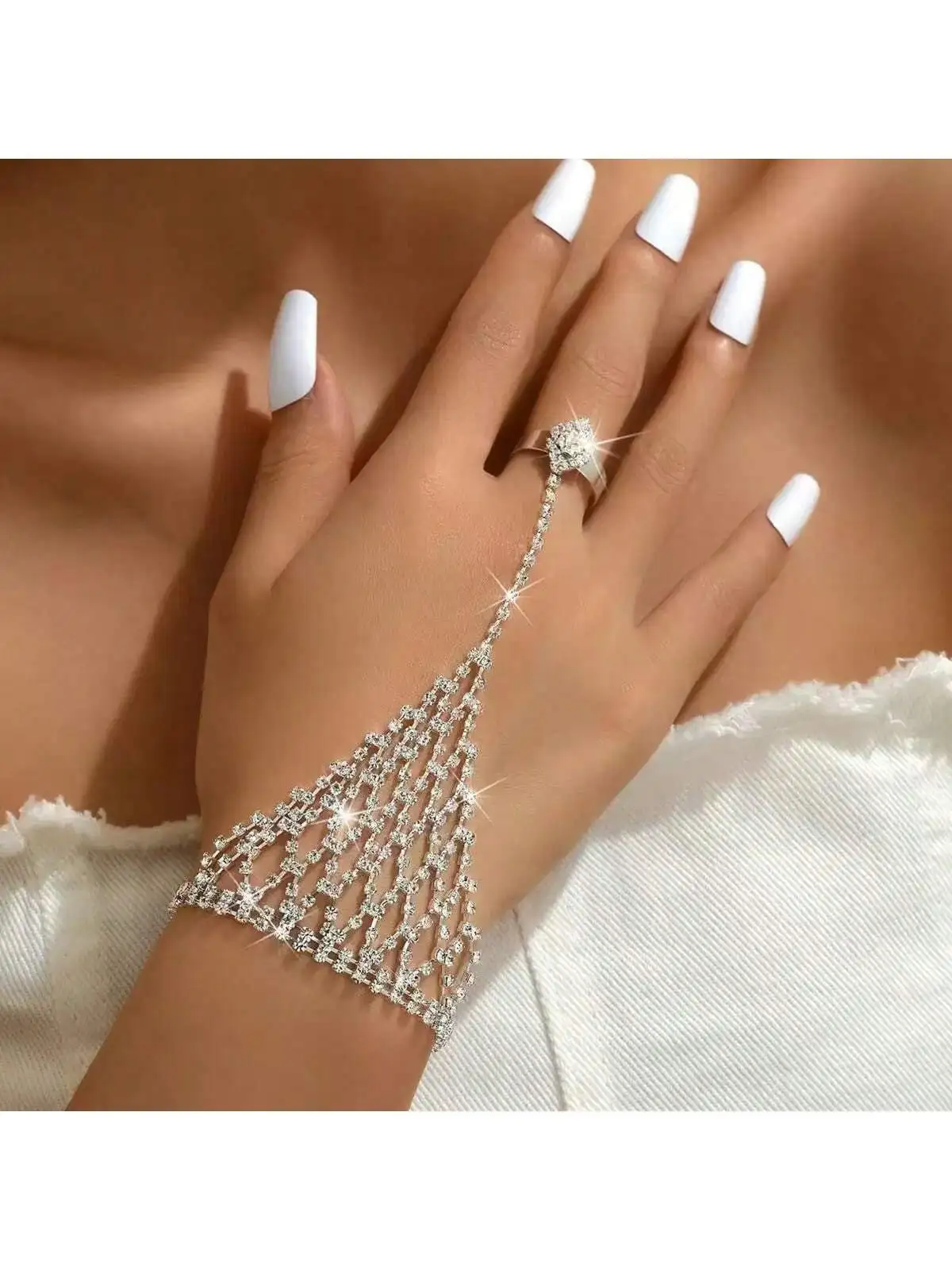 خاتم نسائي عصري مرصع بشرابة لامعة من حجر الراين مع سوار إصبع مناسب للارتداء اليومي