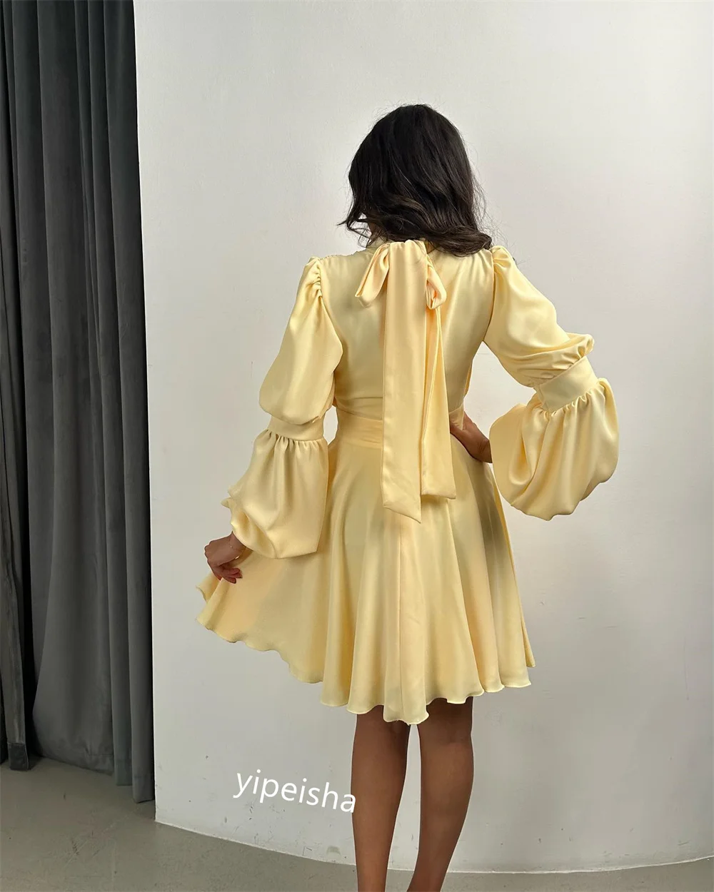 Jiayigong hochwertige exquisite Satin schleife drapiert formelle Abend A-Linie V-Ausschnitt maßge schneiderte Anlass Kleid knielange Kleider