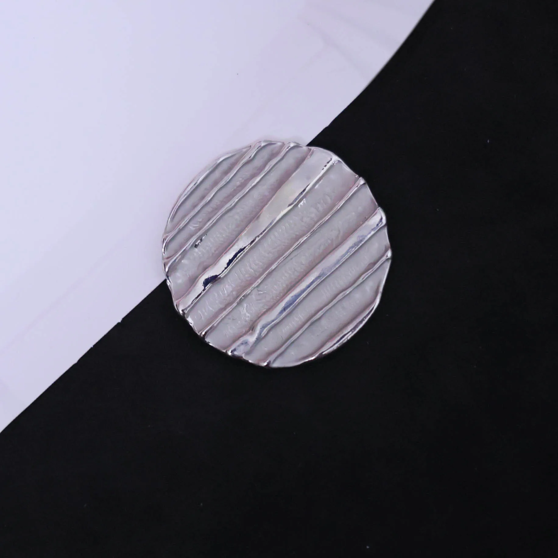 

New metal bumpy round vertical strip wavy small fragrant wind magnet suction women's brooch