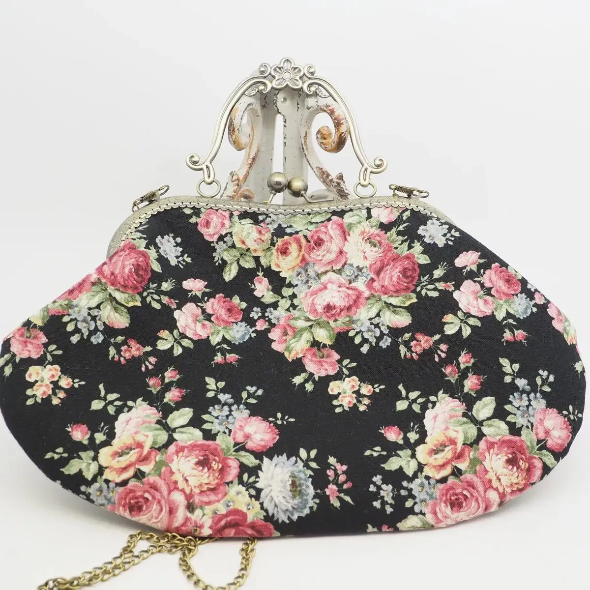 

Lost In Vintage LIPS in Flowers Fabric Clutch Purse With Click Clasp Closure Antique Gold Metal Frame Handbag Bag 31x20cm