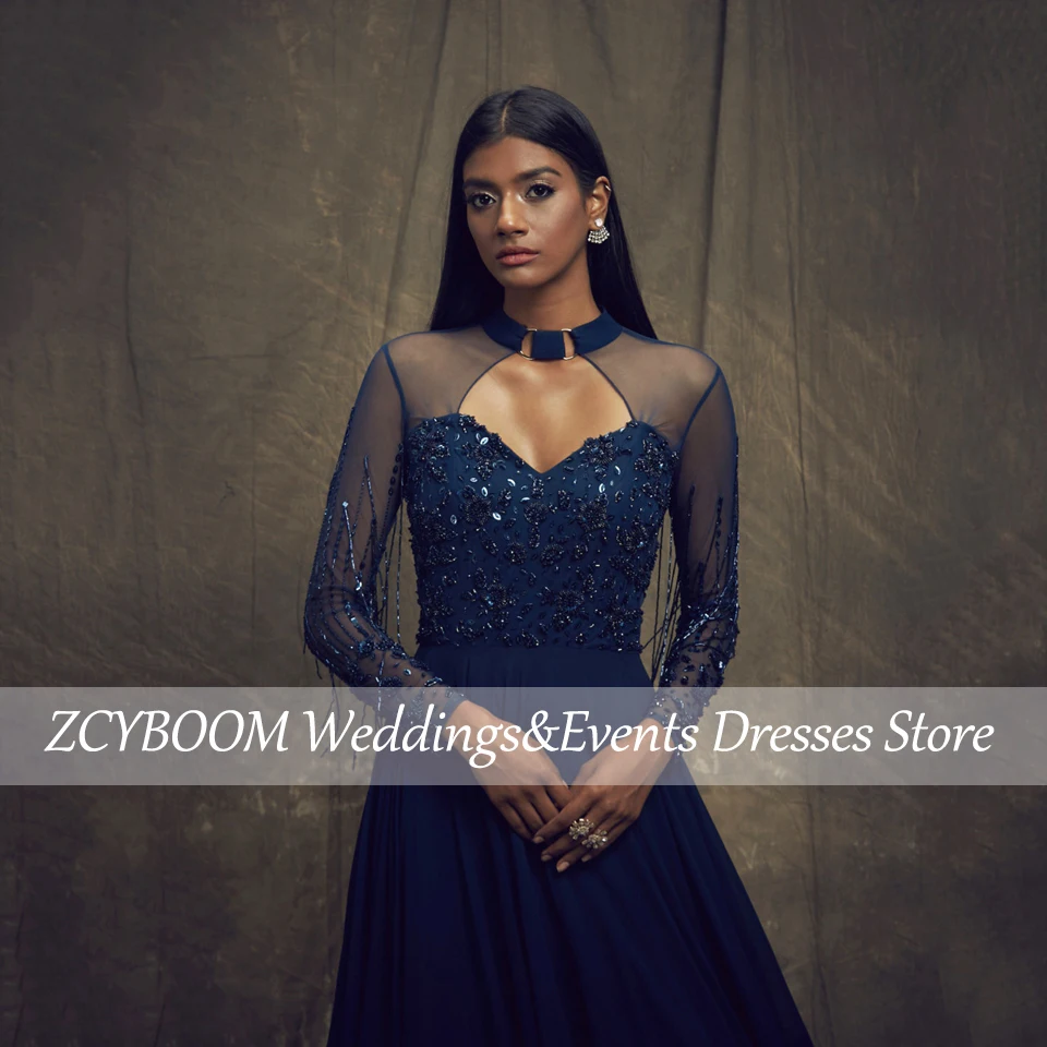 Affascinante abito da sera con apertura sul retro con paillettes blu royal con scollo a O 2025 Abito da ballo su misura con strascico a trapezio lungo fino al pavimento in tulle