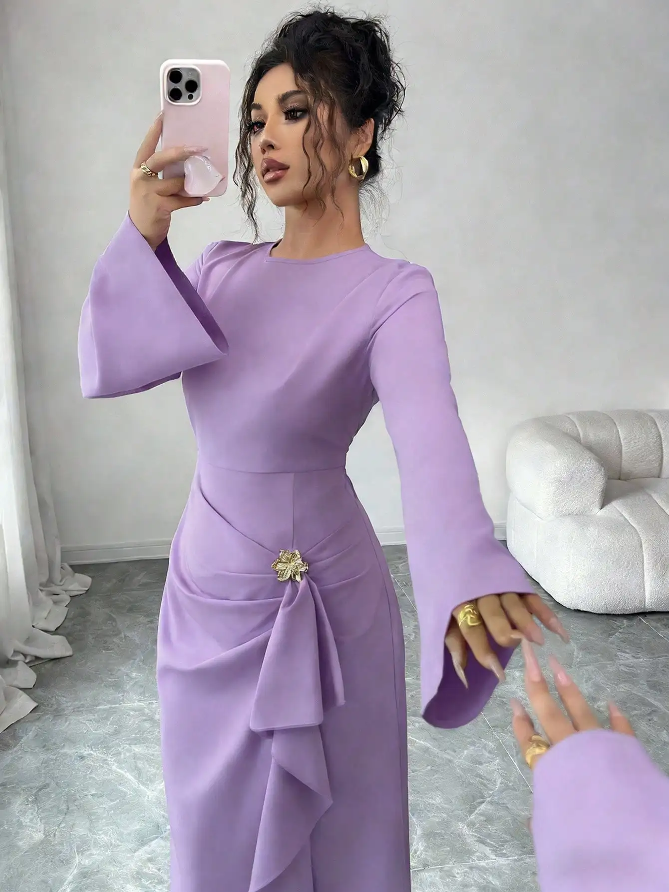 

Элегантное лавандовое платье с круглым вырезом, расклешенными рукавами, драпировкой, рюшами и асимметричным подолом для весны и осени