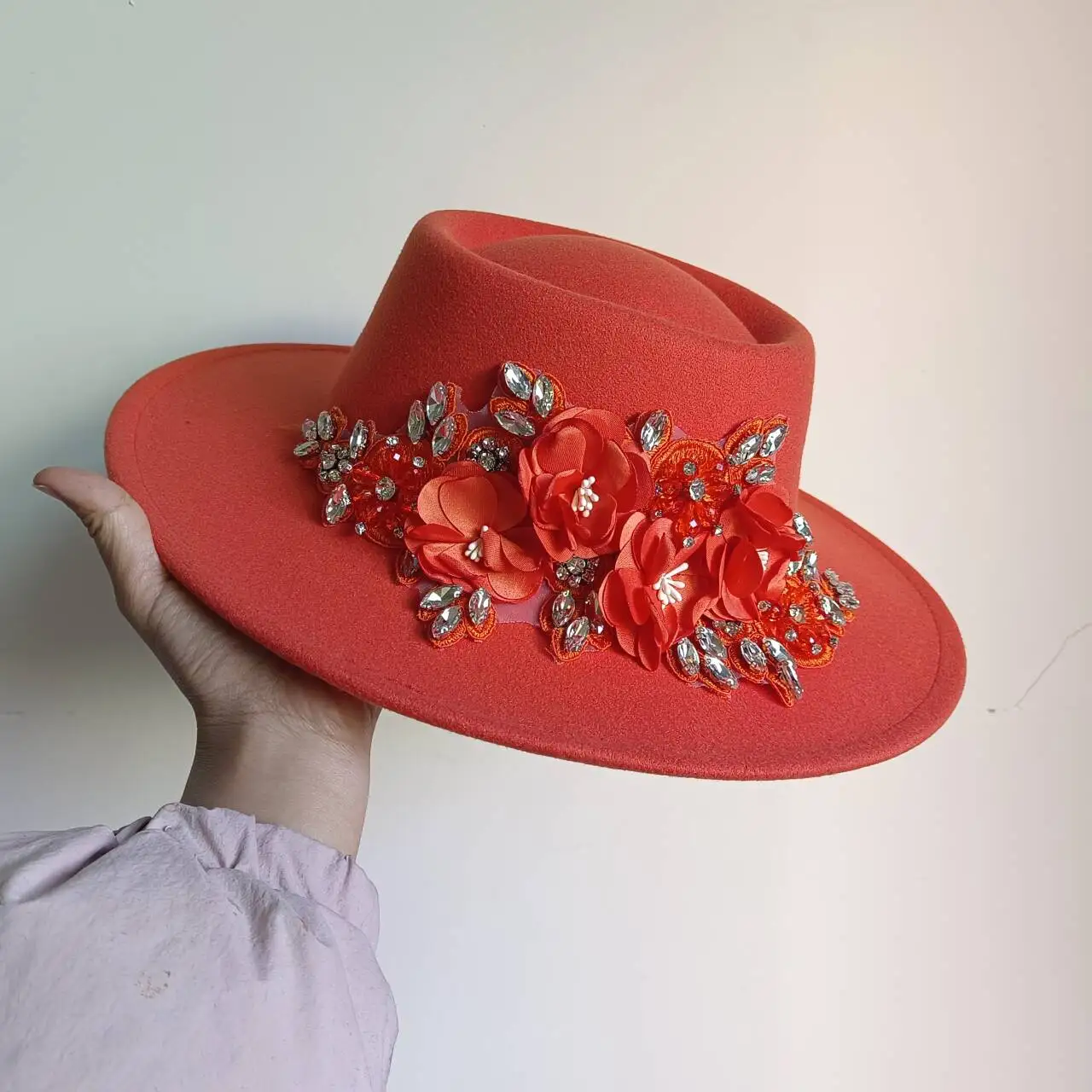 9.5 سنتيمتر حافة فيدورا قبعة ثلاثية الأبعاد حجر الراين زهرة فيدورا المرأة الجاز قبعة بنما الفرنسية أنيقة فيدورا قبعة الزفاف سمبريرو موهير