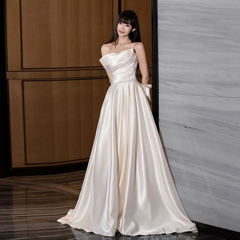 فستان زفاف من الساتان الخفيف بدون حمالات أبيض ممتاز الحد الأدنى على شكل حرف A بدون أكمام بقصة ضيقة فستان خطوبة مخصص