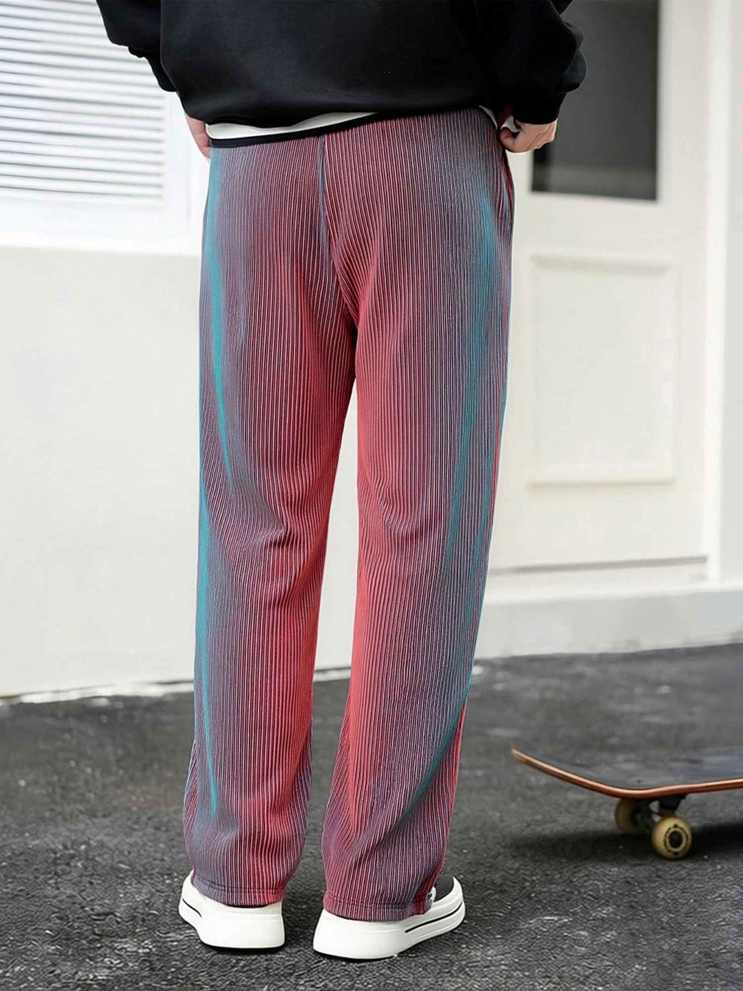 

Мужские стильные брюки с градиентным эффектом и широкими штанинами, с завязками на талии, для создания повседневного и модного уличного образа.