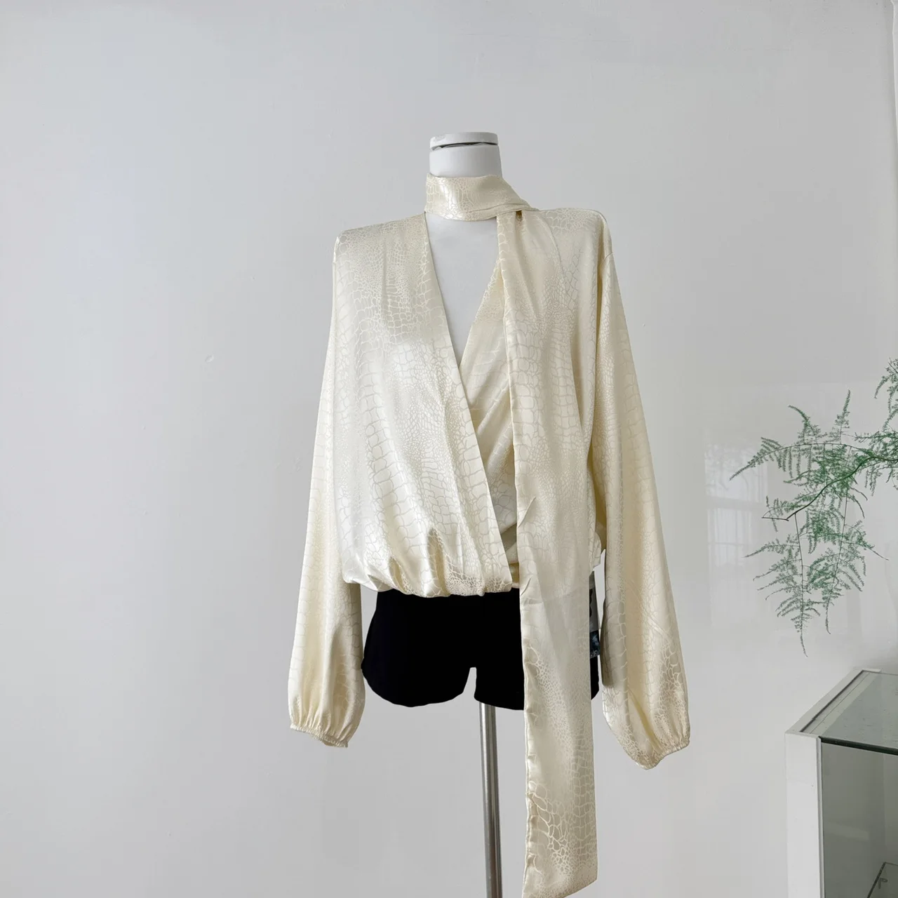 Bluzka vintage z dekoltem w serek, długim rękawem, dopasowana, elegancka, modna, damska koszula hotsweet, odzież damska