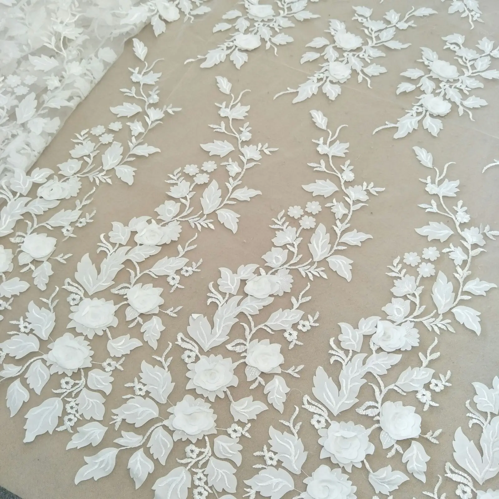 2024 Blumen 3D-Spitze Hochzeitskleid Designer spezieller DIY-Spitzenstoff 130 cm breit, verkauft auf dem Hof