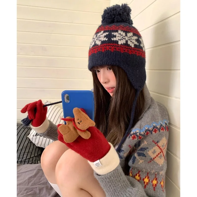 Japanische Retro Fair-Isle-Stil Jacquard-Mütze mit Pelzbällen, warme Ohrenschutz-Bombermütze mit Schnürung für Damen für Herbst und Winter – Detail 3