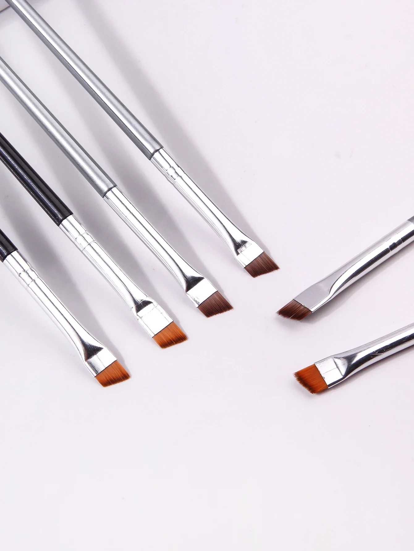 Zestaw 6 cienkich pędzli do makijażu oczu, profesjonalne pędzle do precyzyjnego konturowania, skośny pędzel do brwi, wysokiej jakości narzędzie do makijażu brwi.