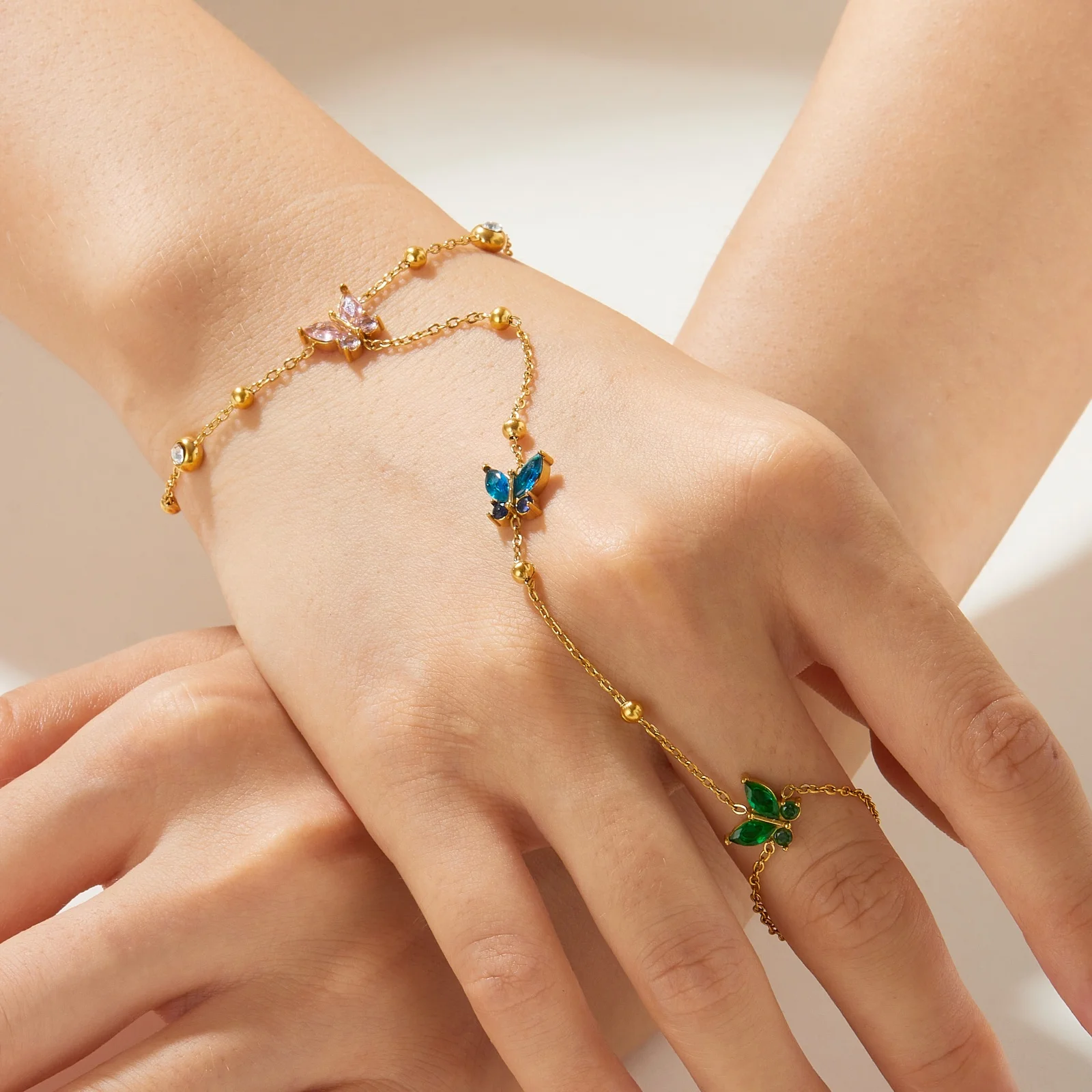 Edelstahl-Fingerarmband mit farbigem Zirkon-Schmetterling, golden, für Damen, süße Handkette, wasserdicht, Charms-Schmuck