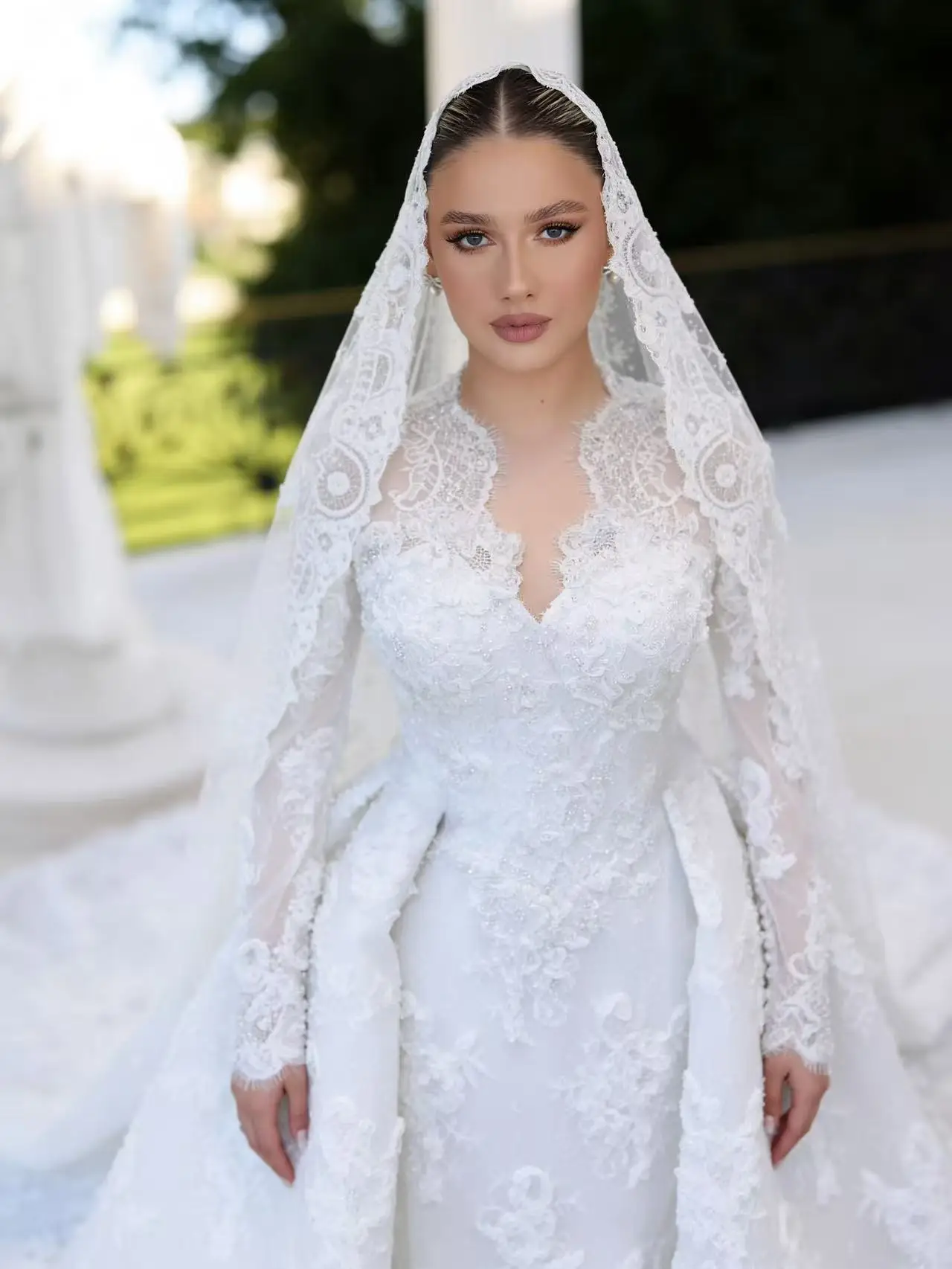 Vintage Luxury Lace Mermaid Wedding Gown Long Sleeve V Neck Cathedral Train Bridal Dress Customizable Plus Size Vestido De Novia